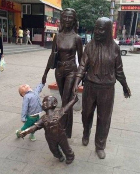 Fotos emocionantes de niños con estatuas