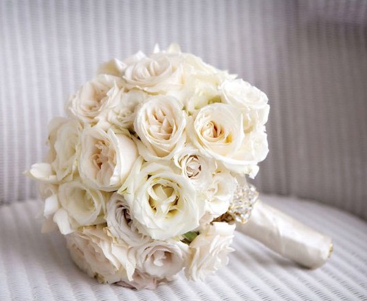 Hermosos ramos de novia de rosas blancas