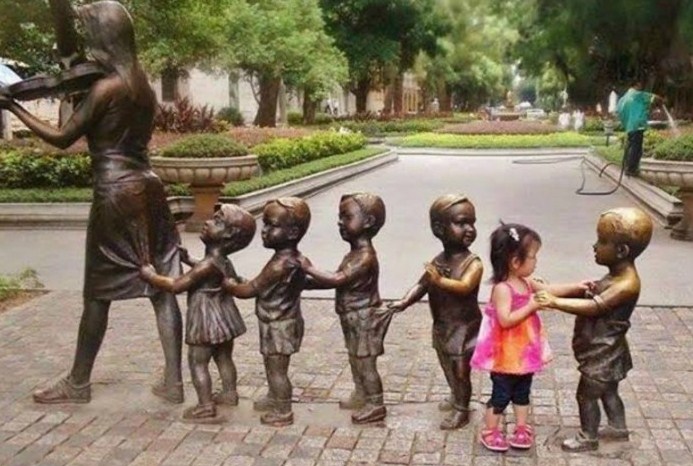 Nena baila con una estatua