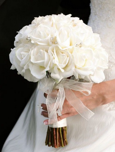 Ramos de novia de rosas blancas pimpollos