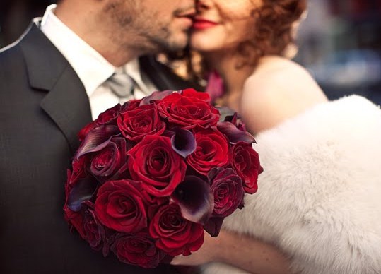 Ramos de novia de rosas rojas y calas moradas