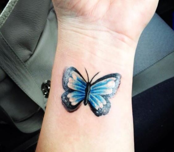 tatuajes en la muñeca mariposas en color